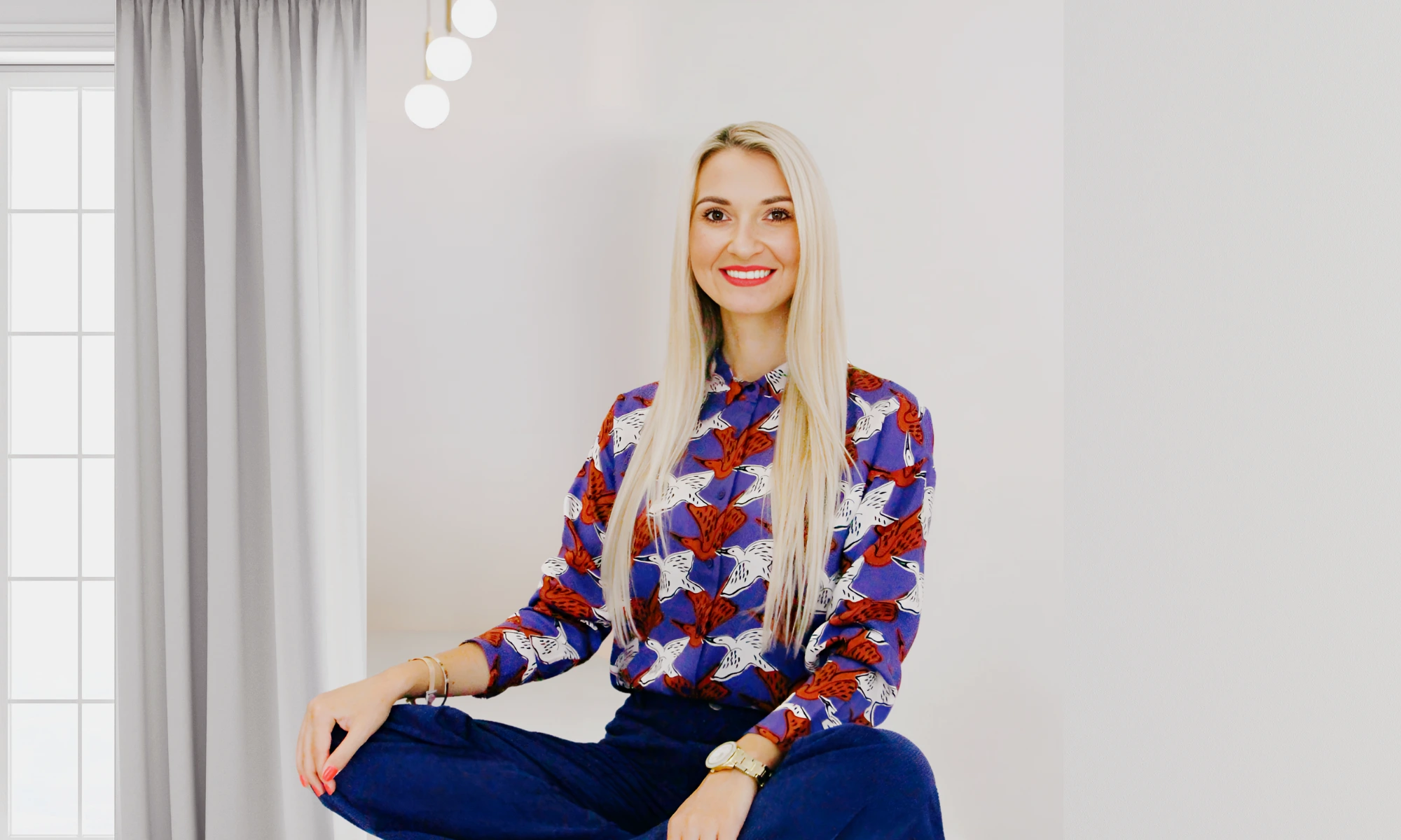 Anna smiling warmly, exuding confidence and approachability as a leadership and mindset coach.